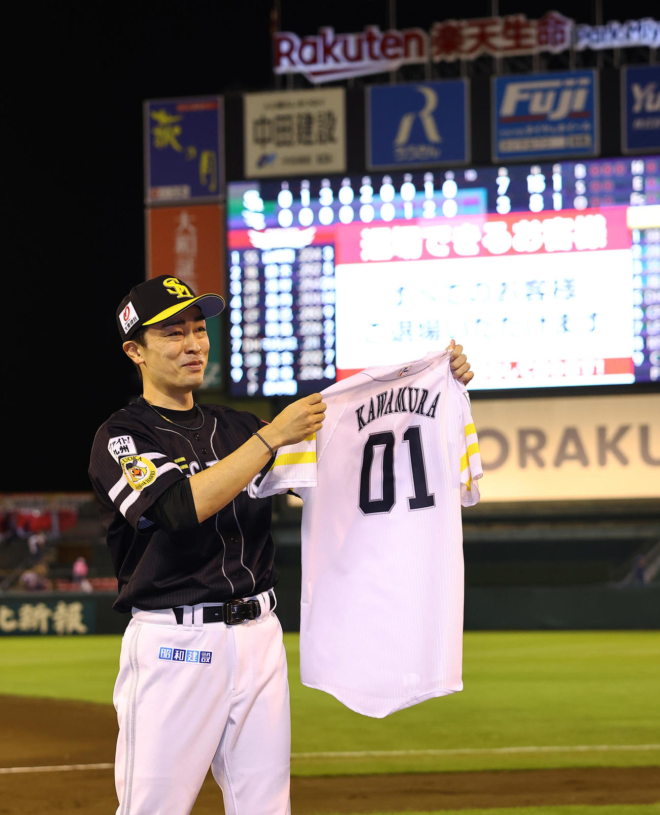 楽天対ソフトバンク　楽天に勝利しソフトバンク和田は故川村コーチのユニホームを掲げる（撮影・垰建太）