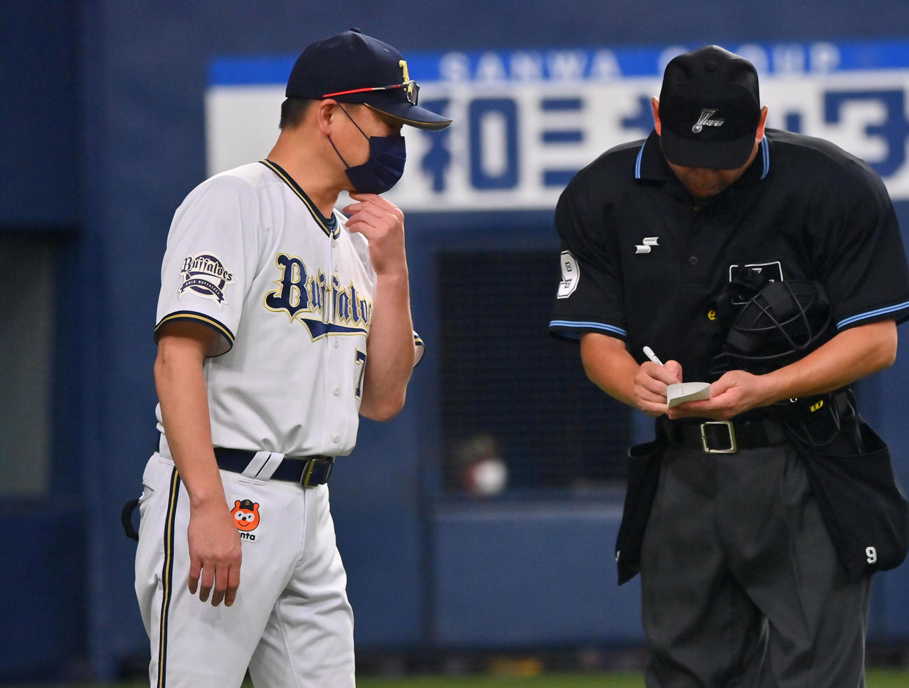 オリックス対日本ハム　7回、山岡の交代を告げるオリックス中嶋監督（撮影・和賀正仁）