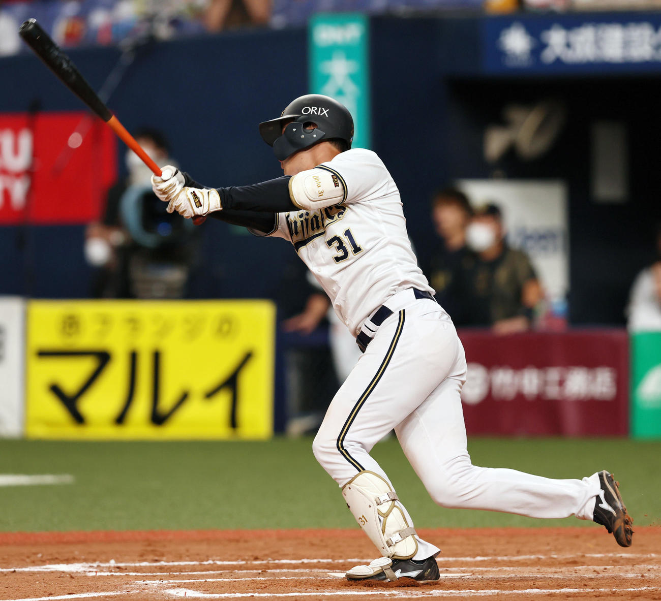 オリックス対日本ハム　12回裏オリックス無死、太田は左越え二塁打を放つ（撮影・加藤哉）