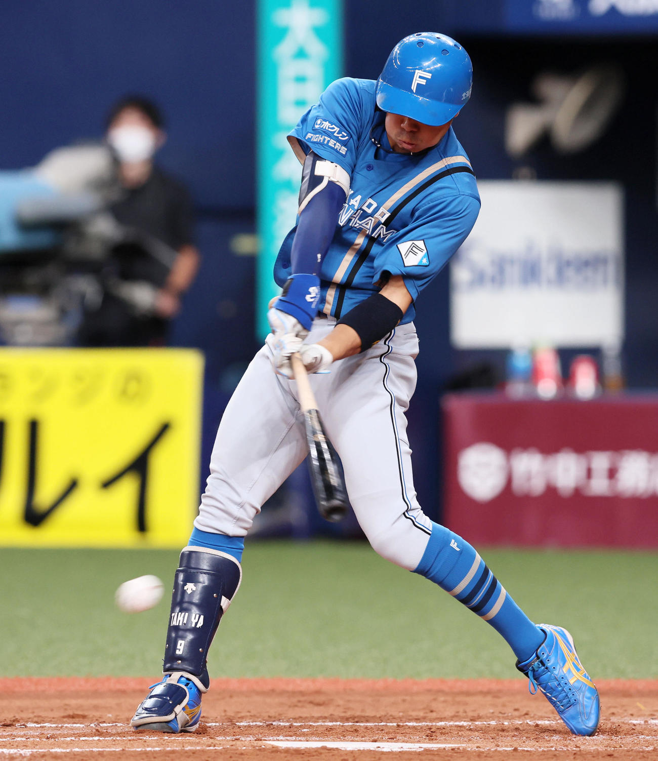 オリックス対日本ハム　3回表日本ハム1死二、三塁、中島は中前適時打を放つ（撮影・加藤哉）