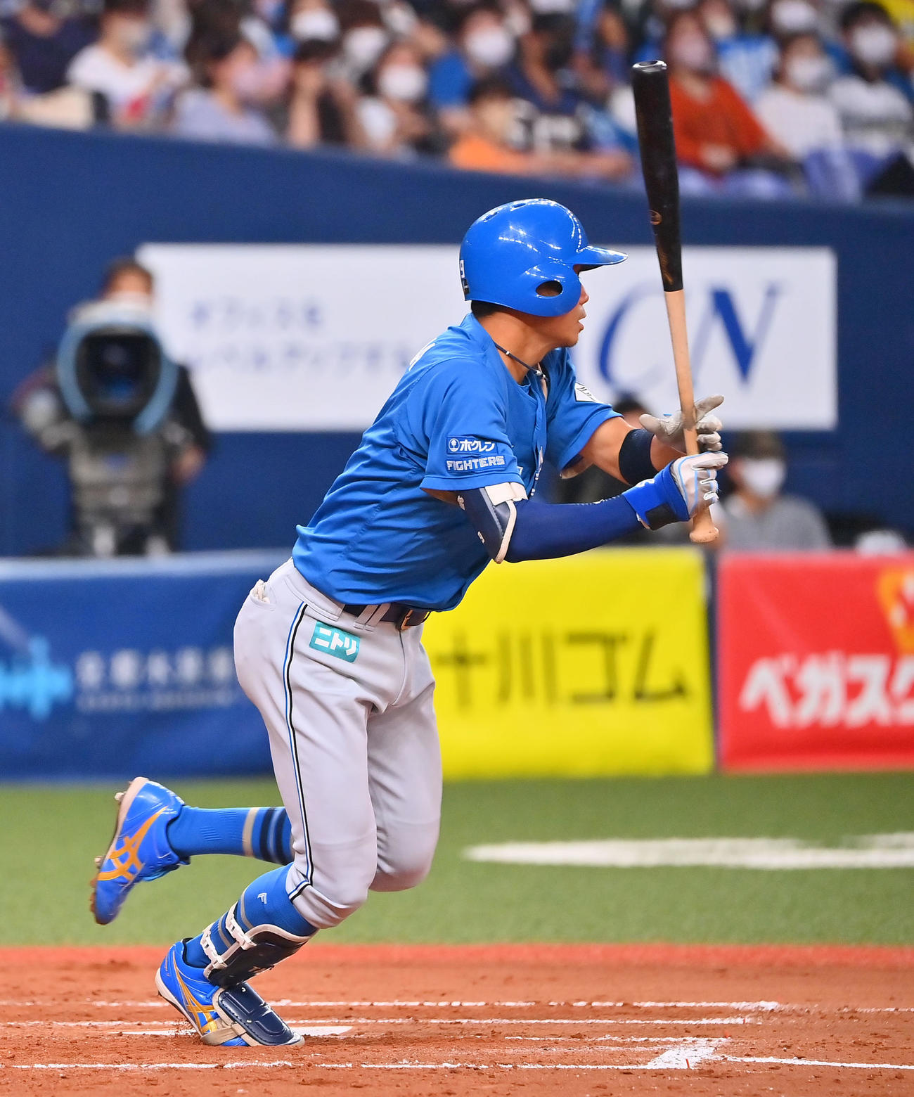 オリックス対日本ハム　3回表日本ハム1死二、三塁、中前適時打を放つ中島（撮影・和賀正仁）