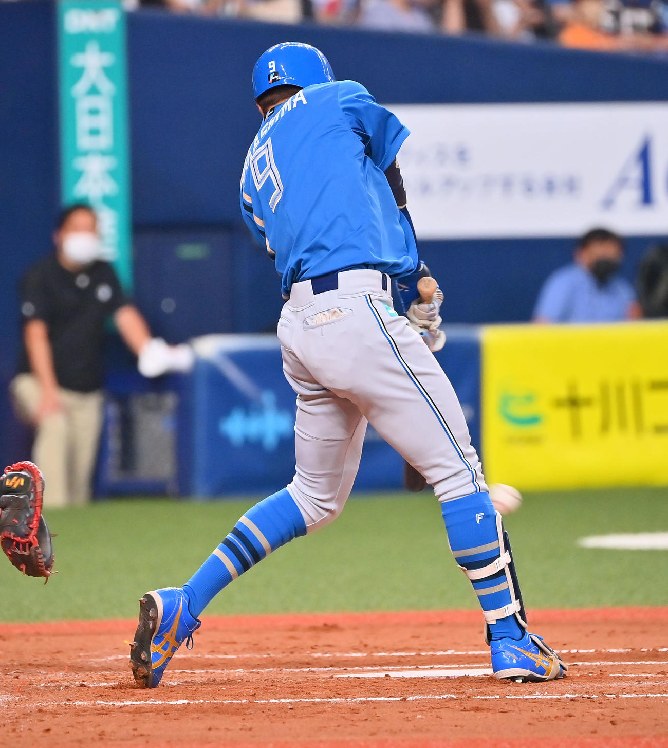 オリックス対日本ハム　3回表日本ハム1死二、三塁、中前適時打を放つ中島（撮影・和賀正仁）