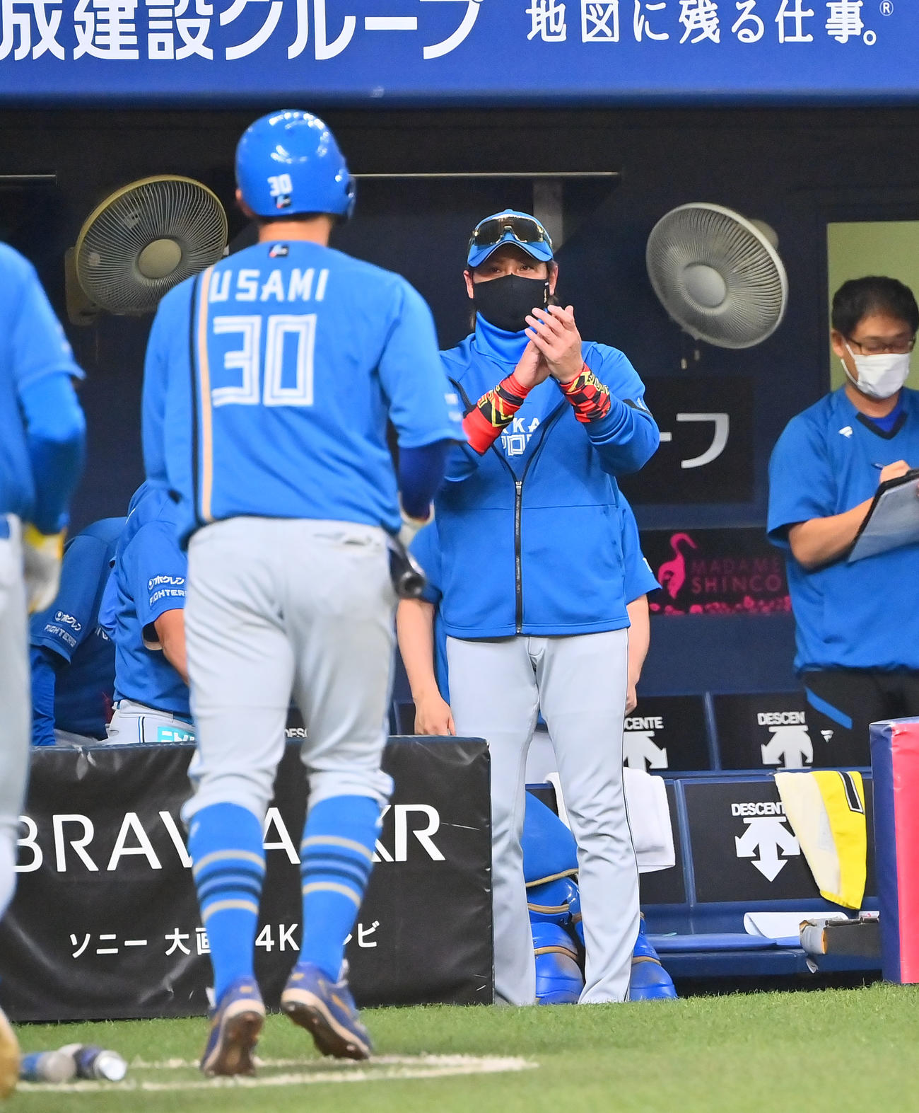 オリックス対日本ハム　3回表日本ハム1死二、三塁、中島の適時打で生還した宇佐見を迎える新庄監督（撮影・和賀正仁）