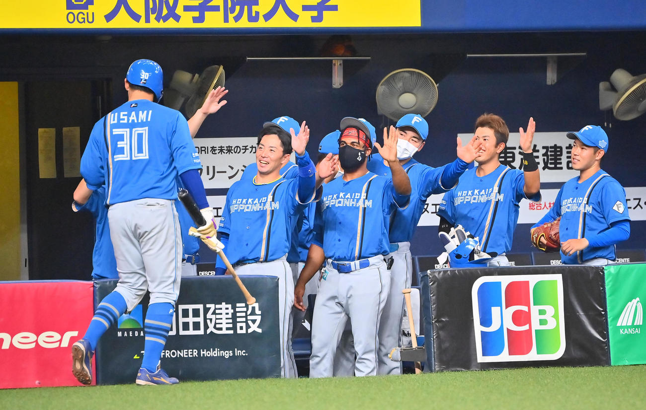 オリックス対日本ハム　3回表日本ハム1死二、三塁、中島の適時打で生還した宇佐見を迎える日本ハムナイン（撮影・和賀正仁）