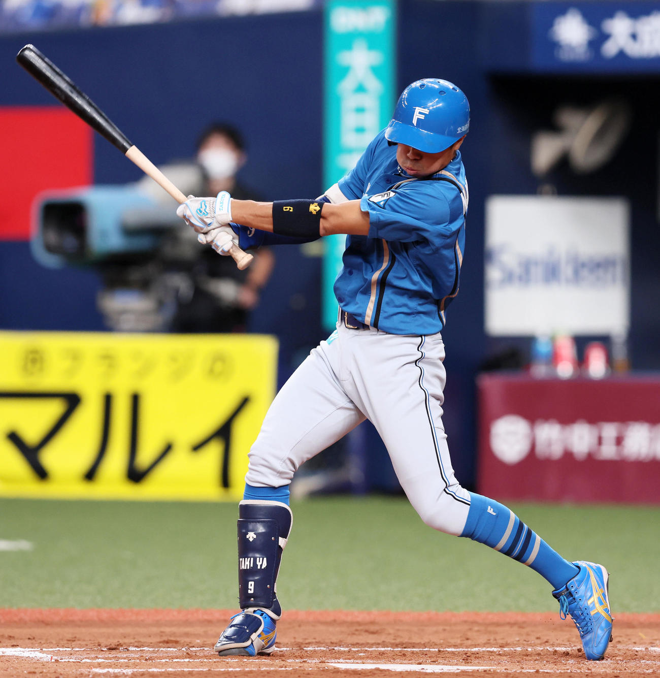 オリックス対日本ハム　3回表日本ハム1死二、三塁、中島は中前適時打を放つ（撮影・加藤哉）