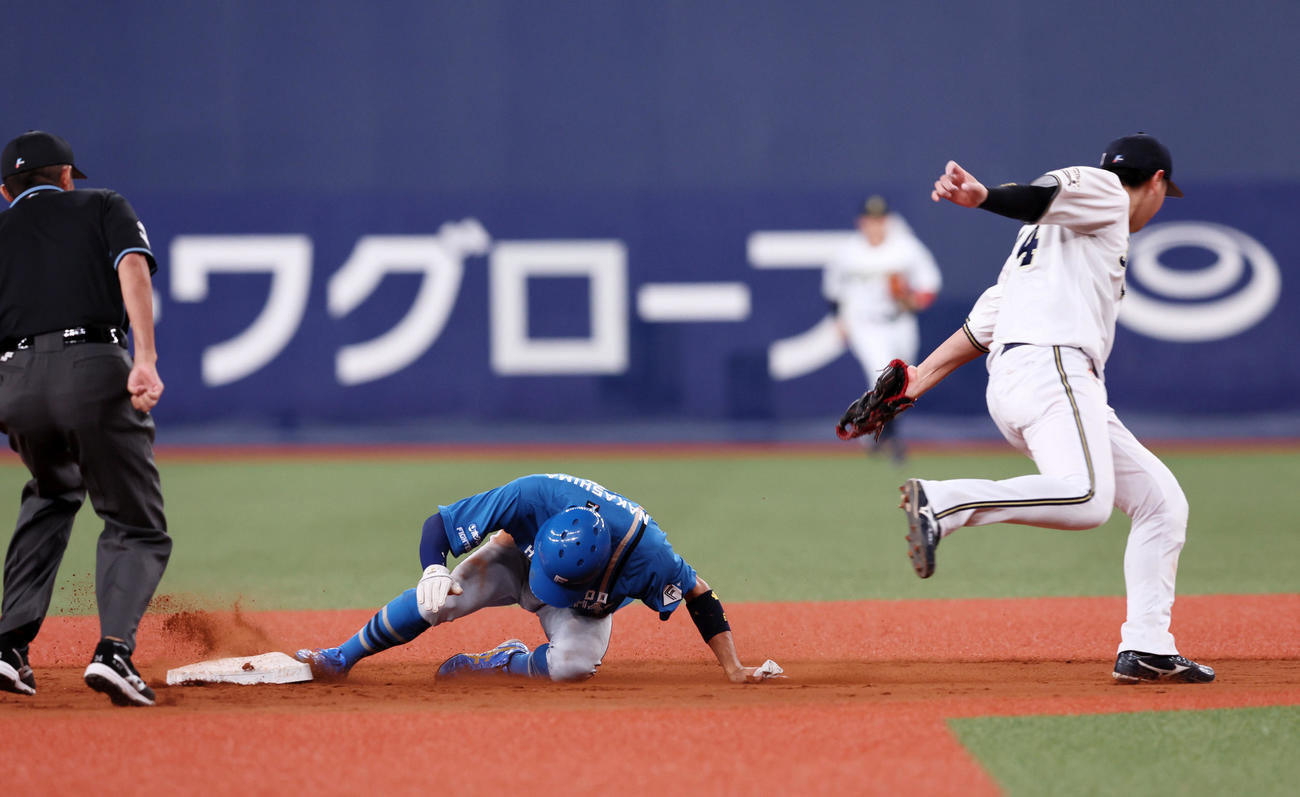 オリックス対日本ハム　8回表日本ハム無死一塁、一塁走者中島は二塁盗塁を決める。野手は紅林（撮影・加藤哉）