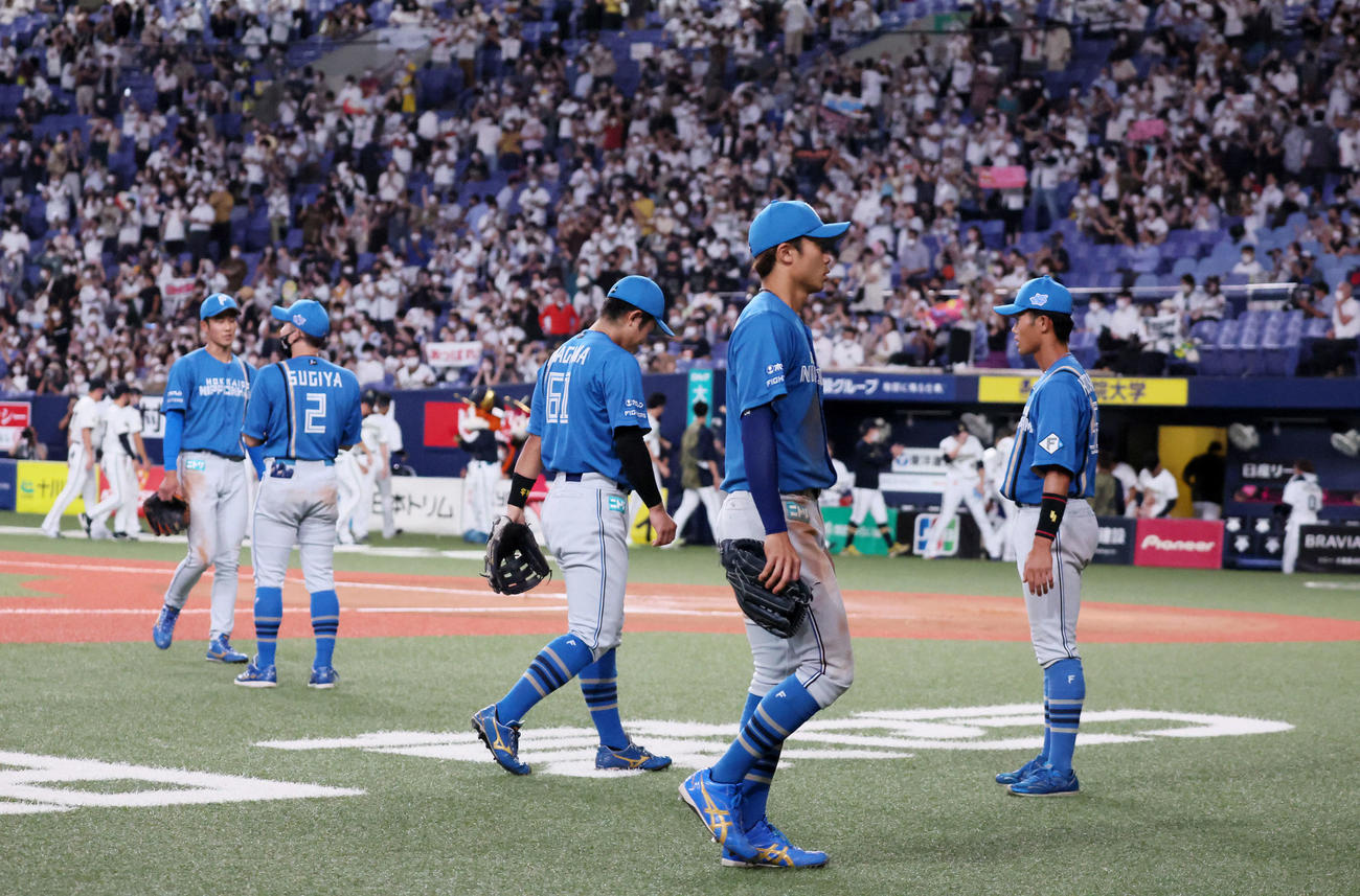 オリックス対日本ハム　12回裏オリックス1死二塁、代打若月に右越え適時二塁打を打たれサヨナラ負けとなりベンチへ引き揚げる日本ハムナインたち。中央右は中島（撮影・加藤哉）