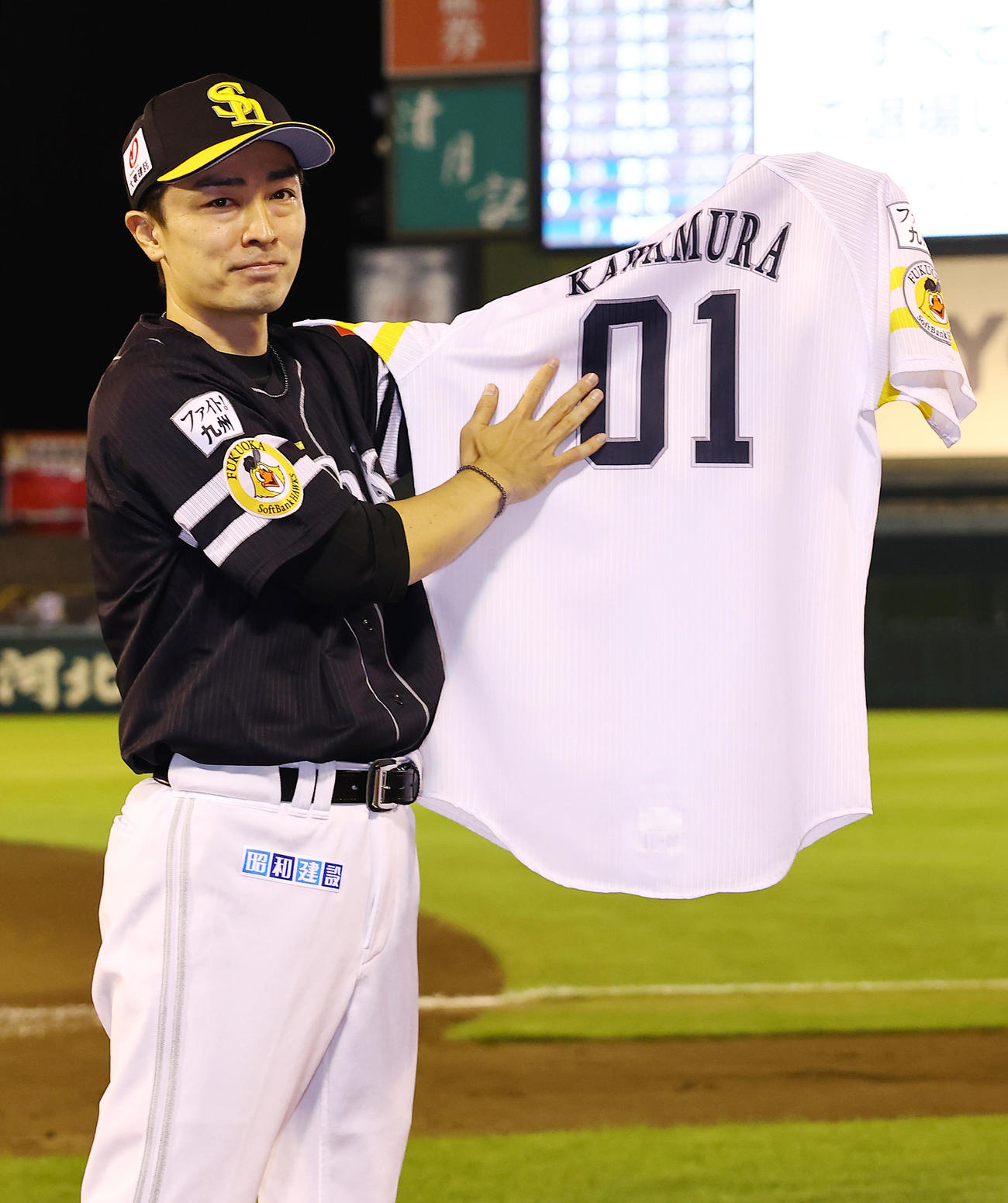楽天対ソフトバンク　楽天に勝利しソフトバンク和田は故川村コーチのユニホームを掲げる（撮影・垰建太）