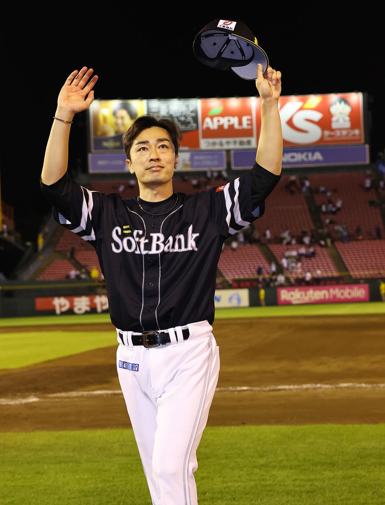 楽天対ソフトバンク　楽天に勝利しソフトバンク和田はファンに応える（撮影・垰建太）