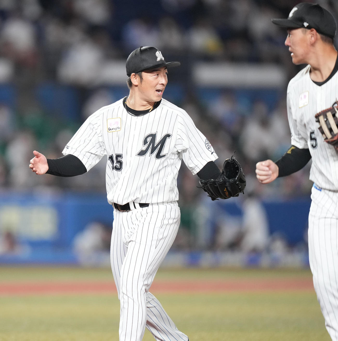 ロッテ対西武　6回表西武2死三塁、金子を遊直に仕留め、笑顔の美馬。右は安田（撮影・鈴木みどり）