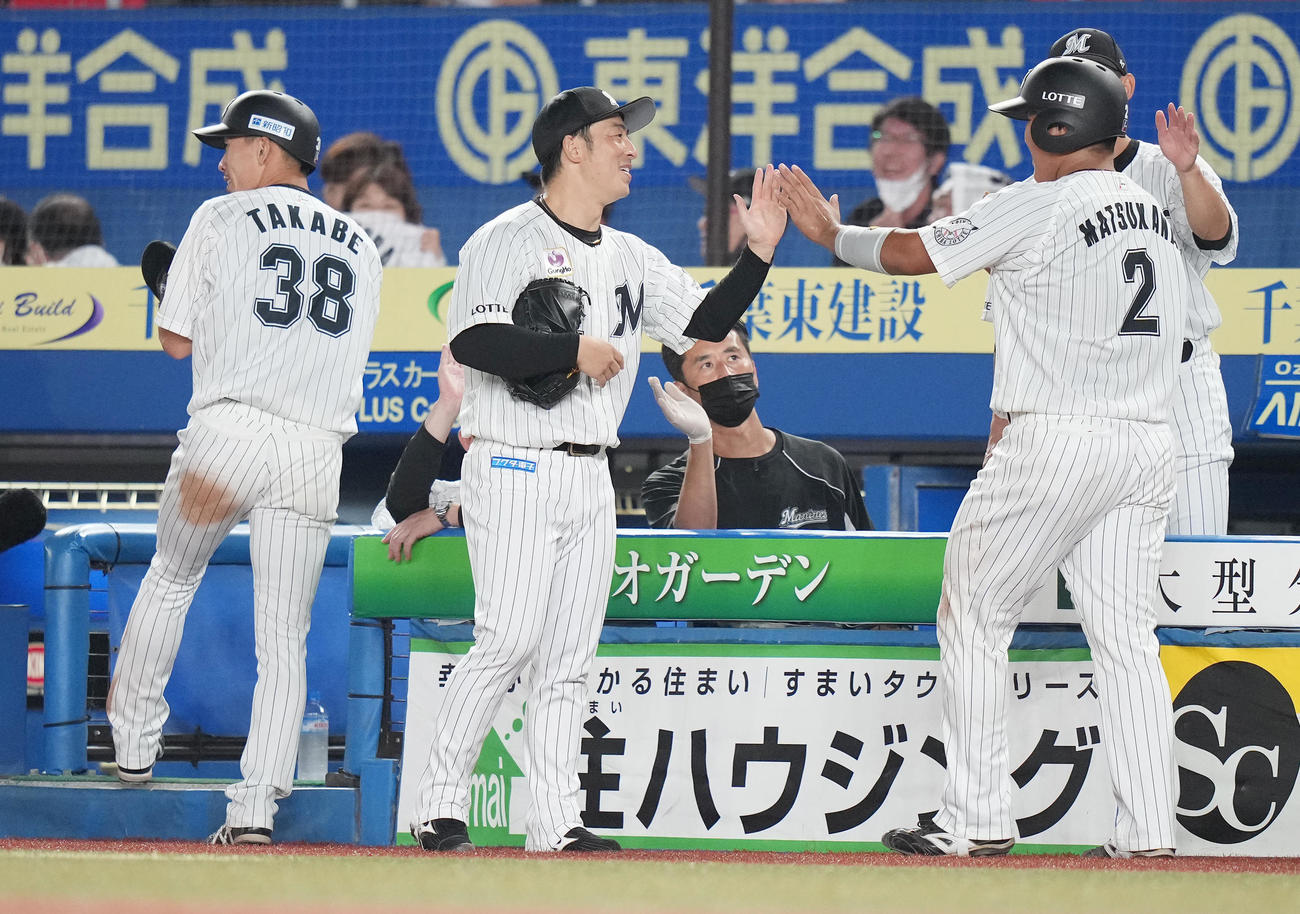 ロッテ対西武　4回裏ロッテ2死一、二塁、中堅手鈴木の失策で生還した高部（左）と松川（右）を迎える美馬（撮影・鈴木みどり）