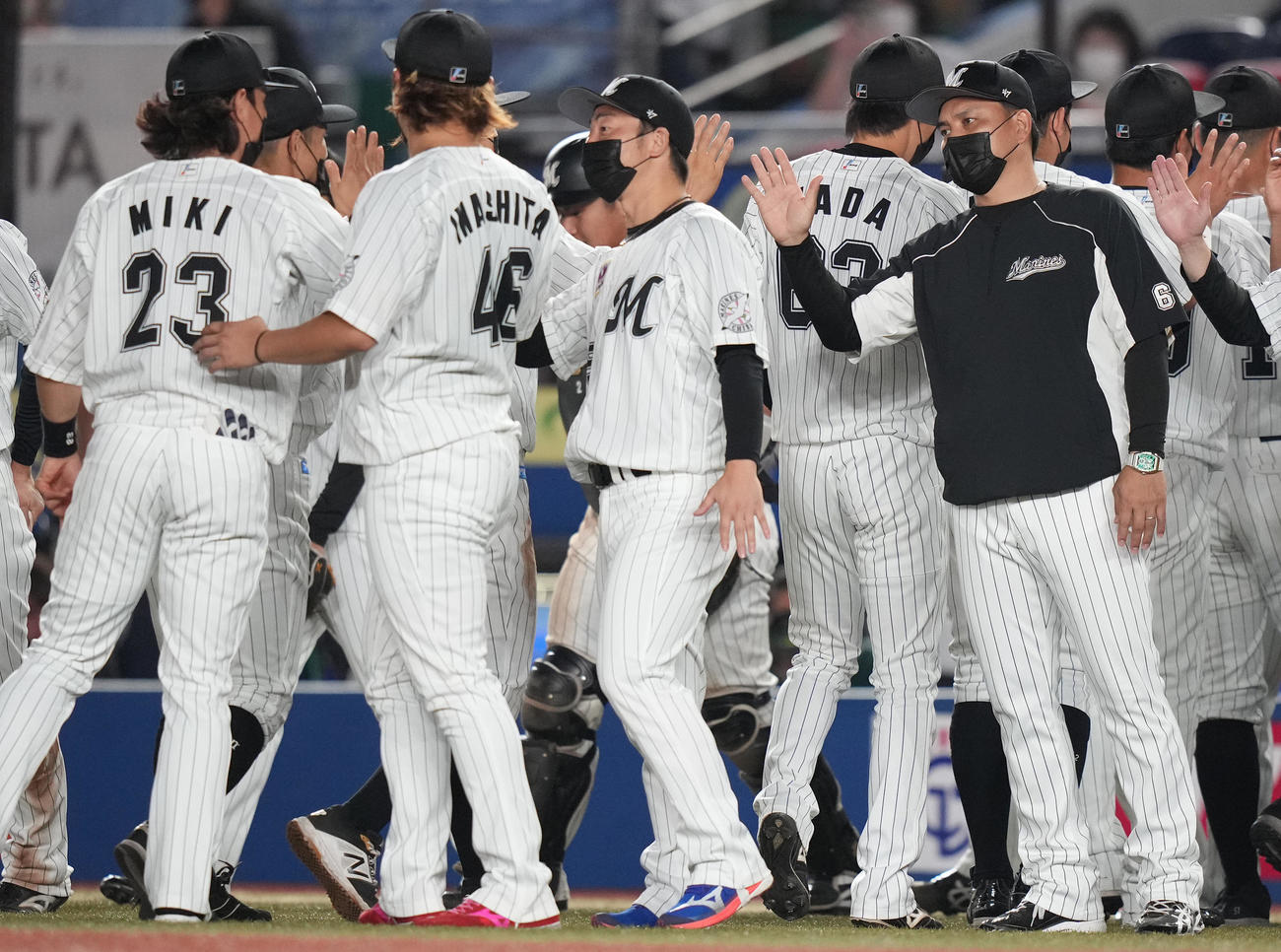 ロッテ対西武　西武に快勝し、ナインを迎えるロッテ美馬（中央）と井口監督（右）（撮影・鈴木みどり）