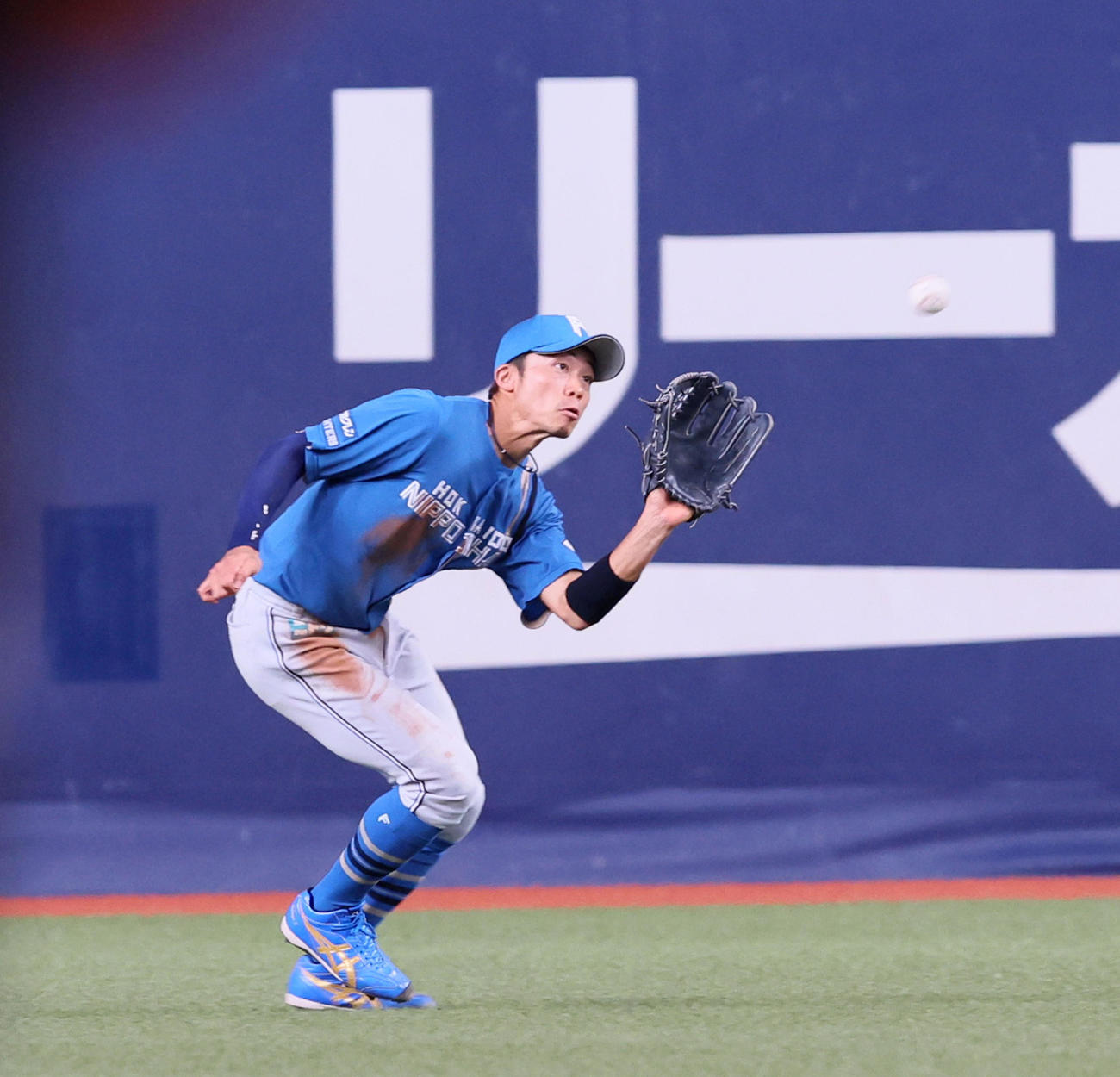 オリックス対日本ハム　3回裏オリックス2死一塁、中島は宗の飛球を捕球する（撮影・加藤哉）