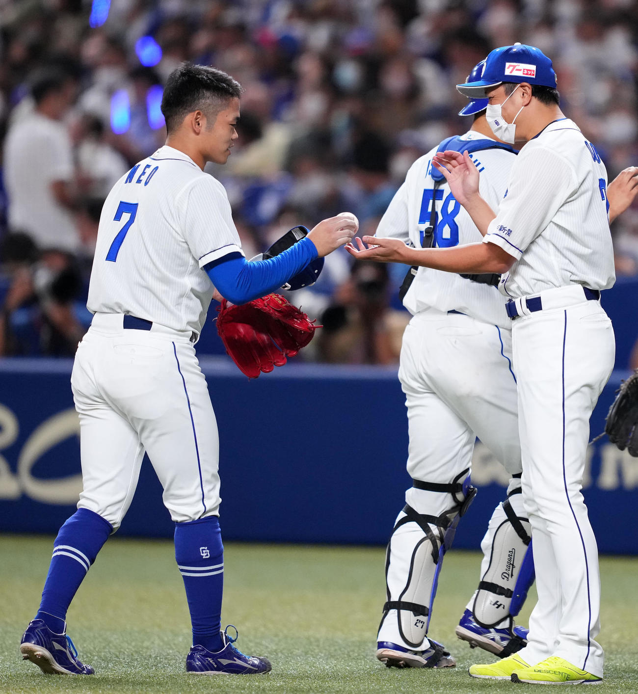 中日対ヤクルト　中日根尾（左）からウイニングボールを受け取る大野雄（撮影・横山健太）
