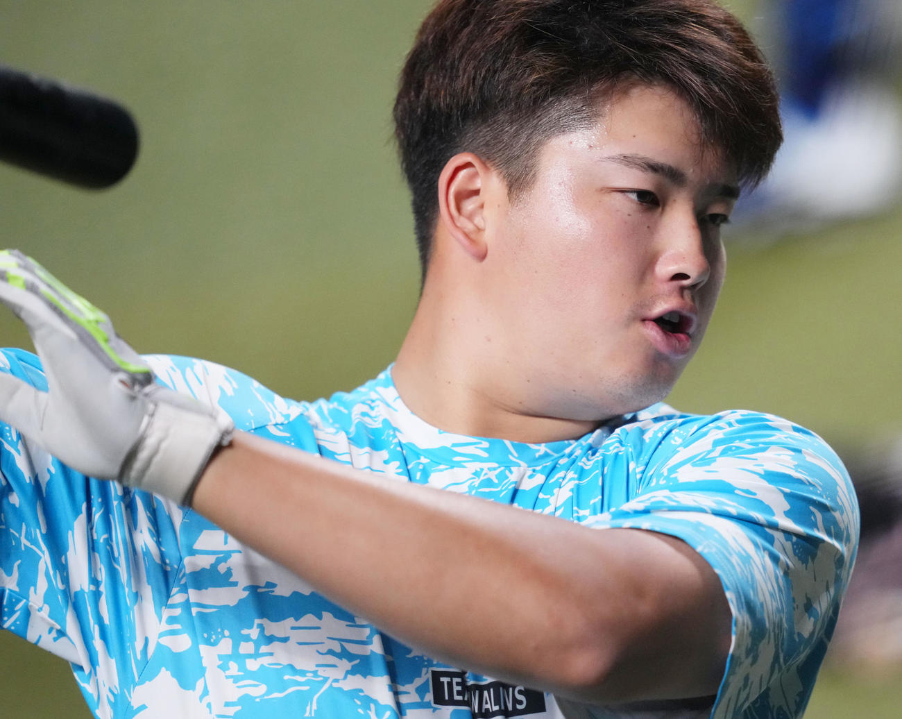 中日対ヤクルト　ティー打撃をするヤクルト村上（撮影・横山健太）