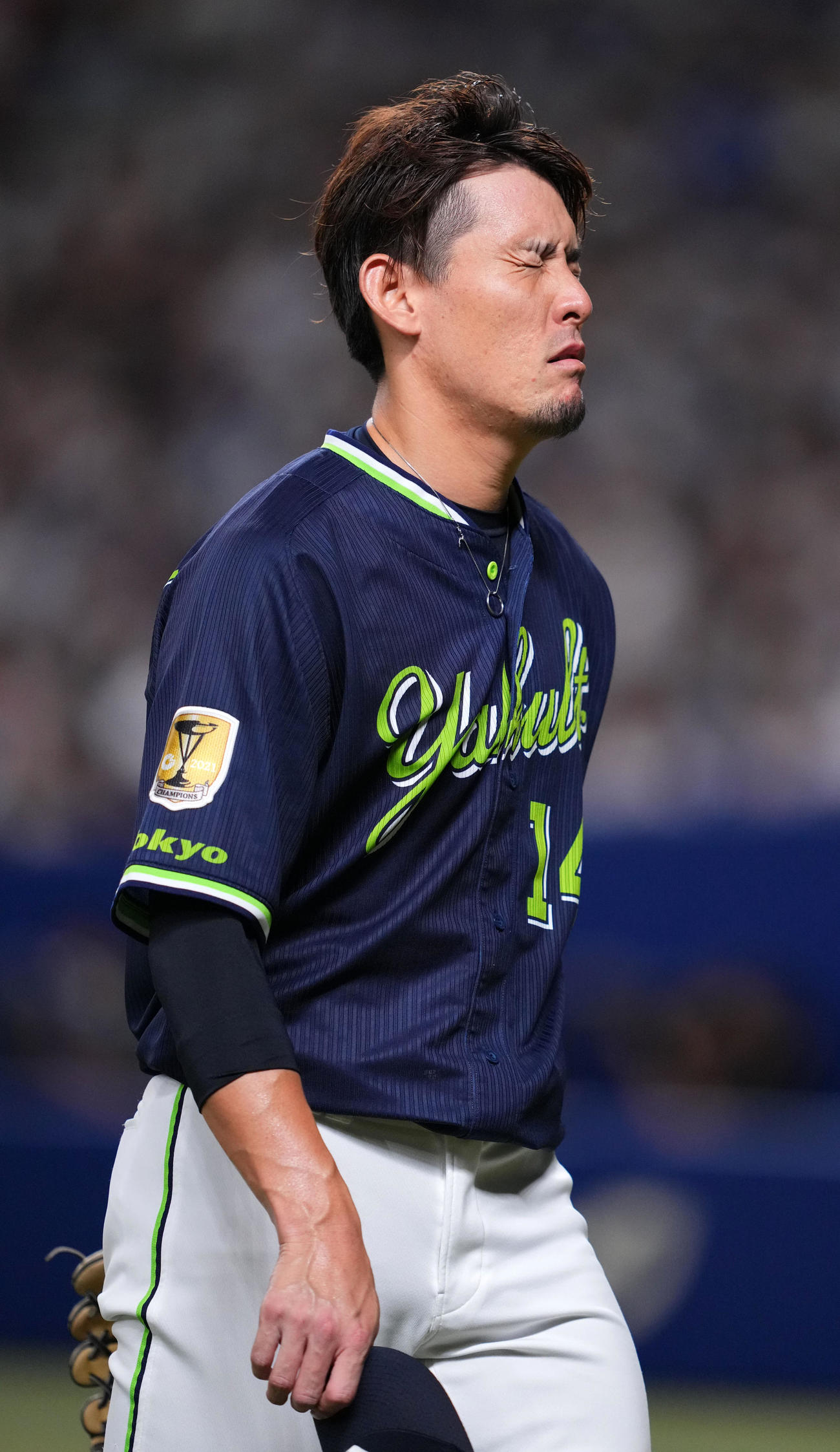 中日対ヤクルト　4回裏途中でマウンドを降りるヤクルト高梨（撮影・横山健太）