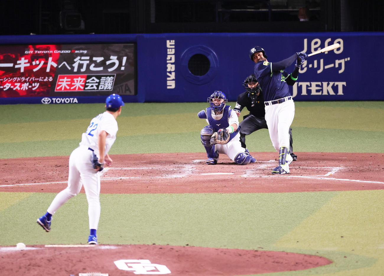 中日対ヤクルト5回表ヤクルト1死、サンタナはチーム初安打の右前打を放つ。投手大野雄（撮影・足立雅史）