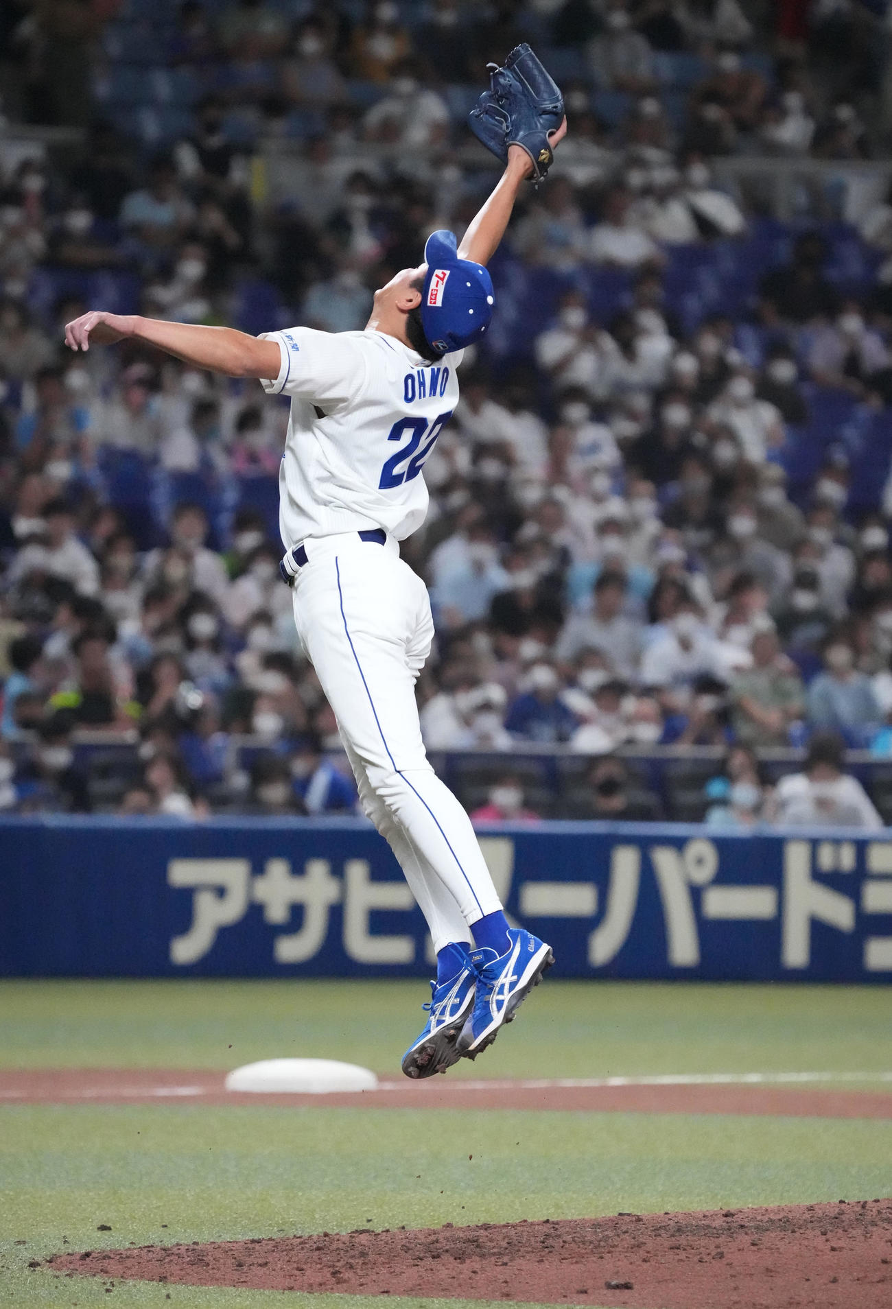 中日対ヤクルト　6回表ヤクルト1死、山崎晃大朗の打球にジャンプする大野雄（撮影・森本幸一）