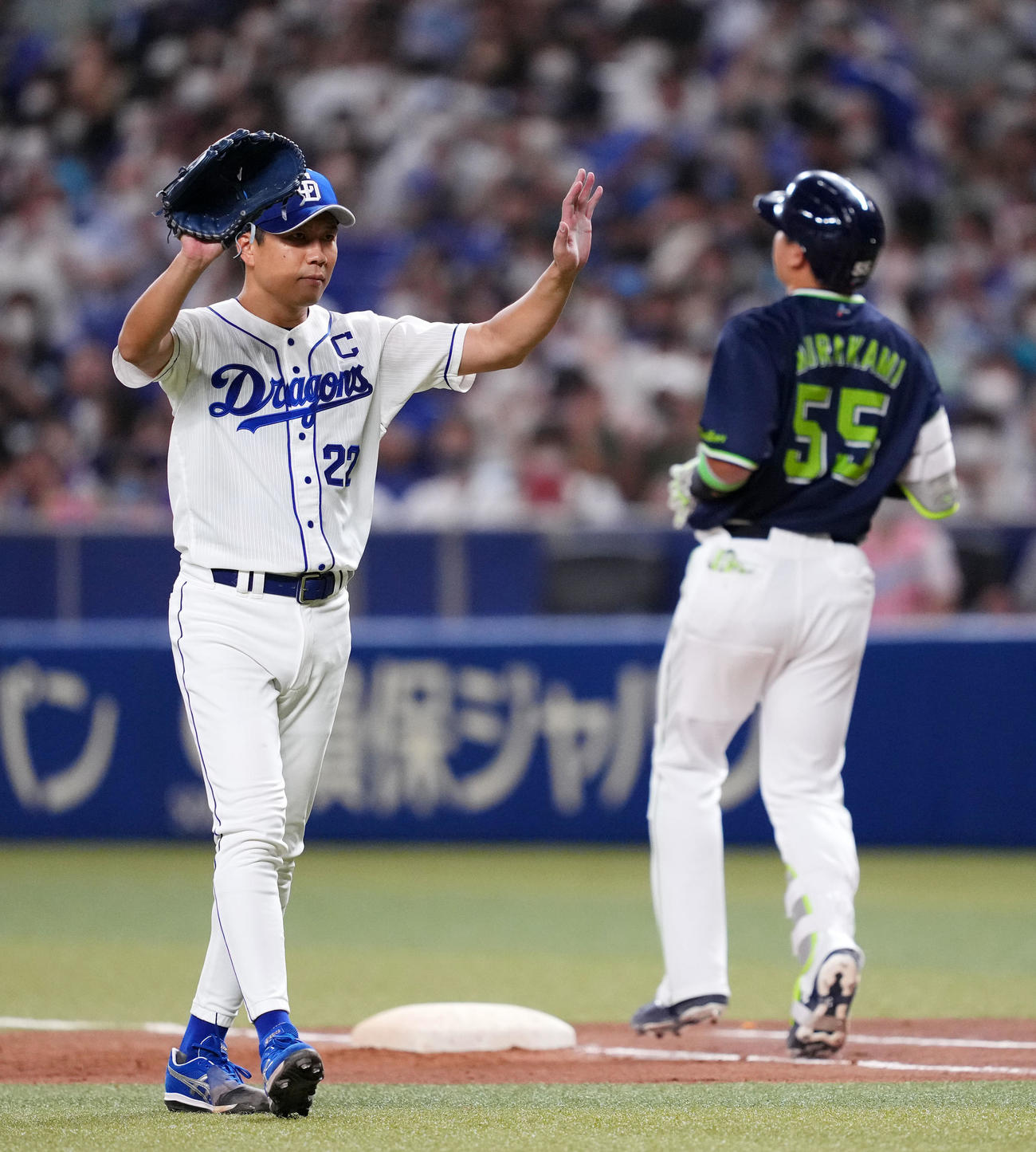 中日対ヤクルト　7回表ヤクルト無死、村上（右）を一ゴロに仕留める大野雄（撮影・横山健太）