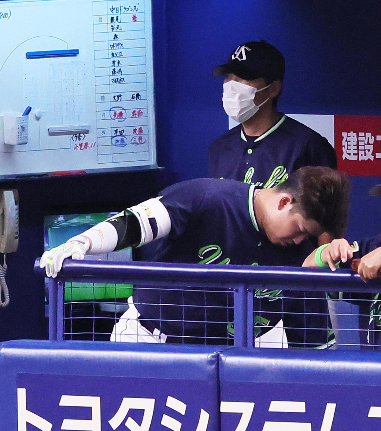 中日対ヤクルト7回表ヤクルト無死、村上（手前）は一ゴロに倒れがっくりとベンチに戻る。後方は高津監督（撮影・足立雅史）