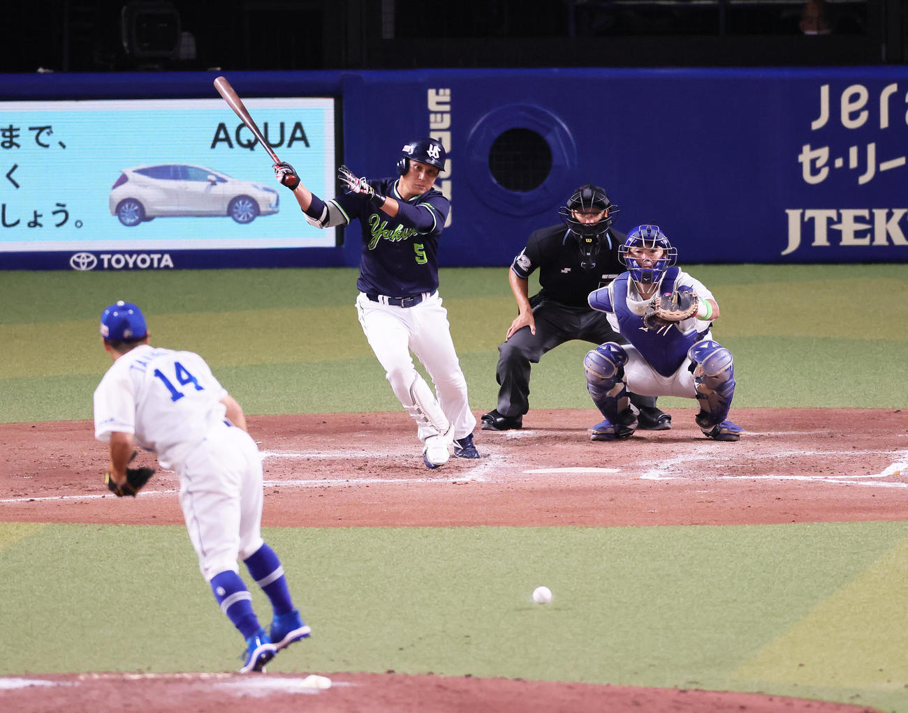 中日対ヤクルト8回表ヤクルト2死、代打川端は中前打を放つ。投手谷元（撮影・足立雅史）