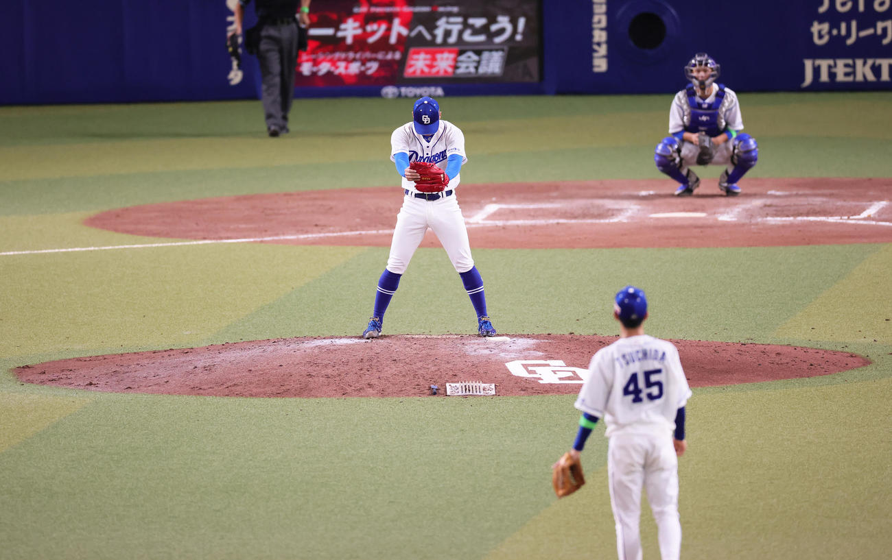 中日対ヤクルト9回のマウンドに上がり気合を入れる中日根尾（撮影・足立雅史）