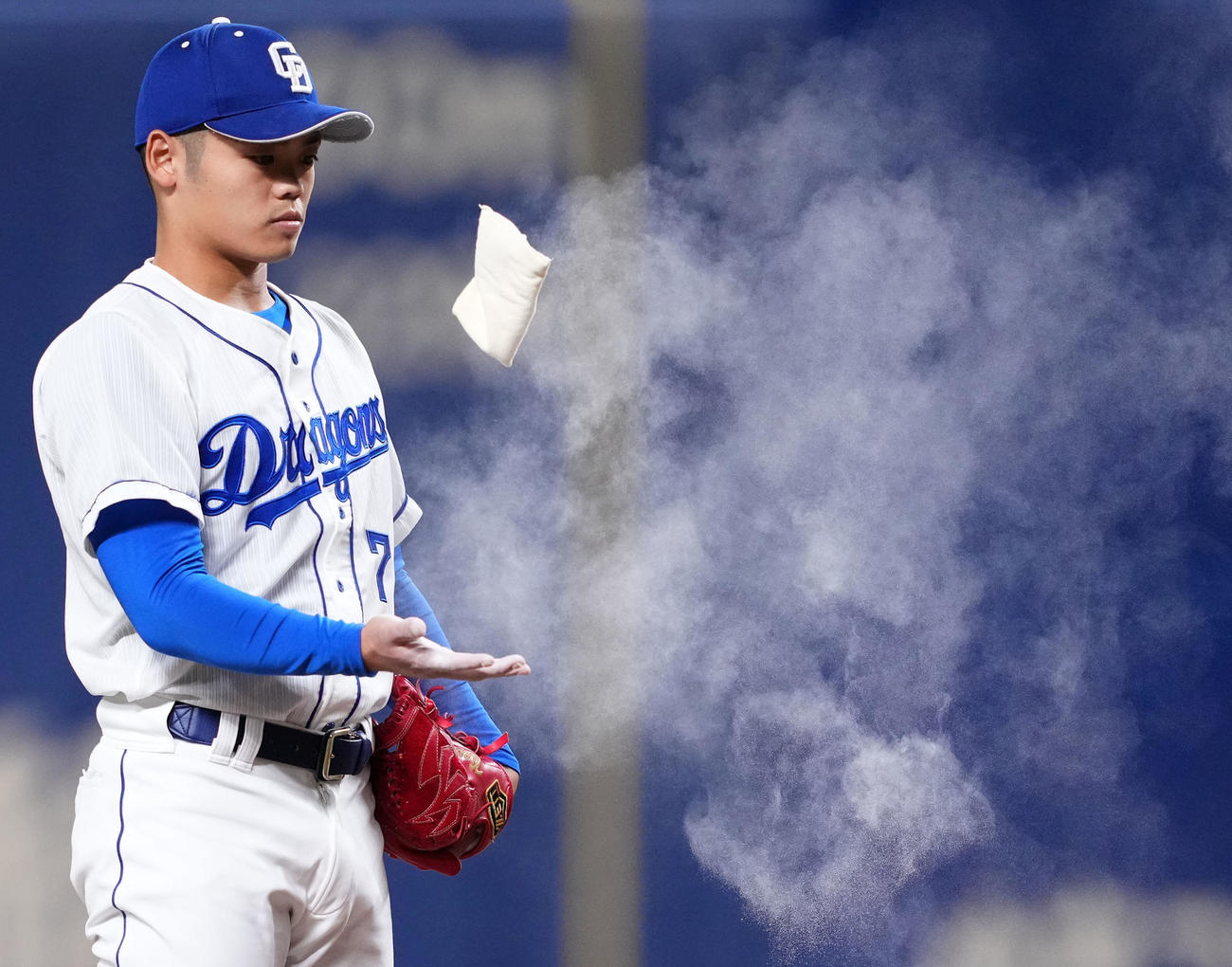 中日対ヤクルト　9回表ヤクルト2死、打席に村上を迎え、ロジンをつける根尾（撮影・横山健太）
