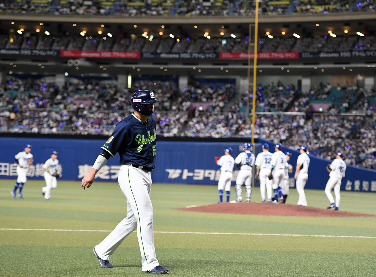 中日対ヤクルト　中日に敗れ引き揚げるヤクルト村上（撮影・横山健太）