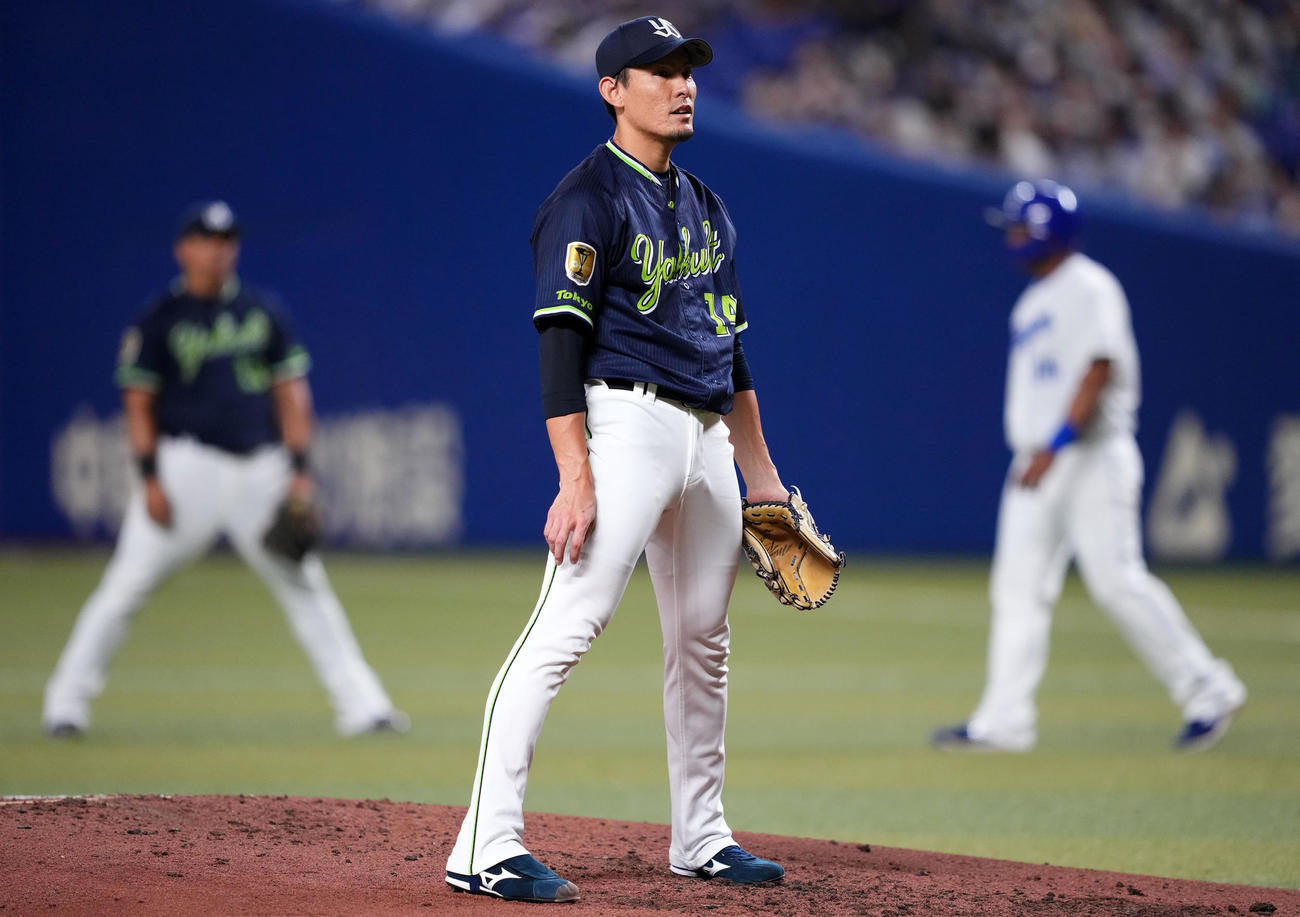中日対ヤクルト　3回裏中日2死満塁、木下に押し出し四球を与えて先制点を献上し、方を落とす高梨（撮影・横山健太）