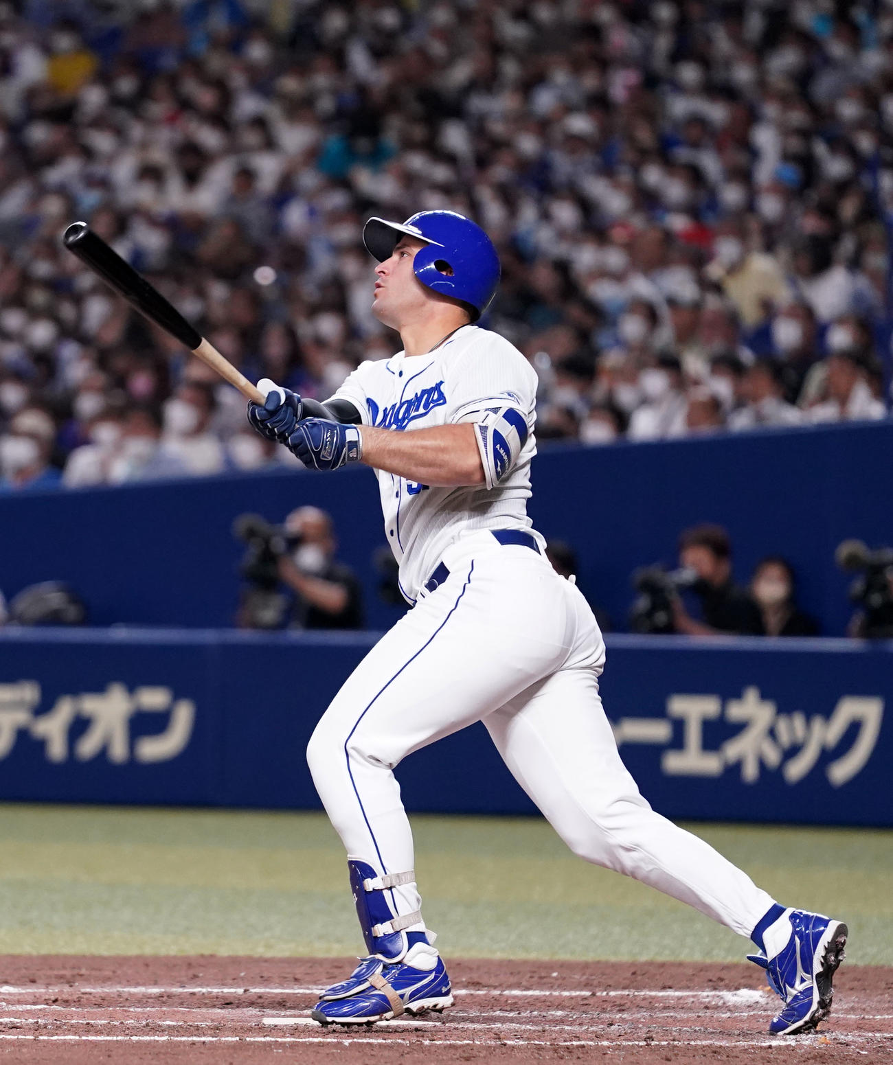 中日対ヤクルト　3回裏中日2死満塁、左中間へ3点適時二塁打を放つA・マルティネス（撮影・横山健太）