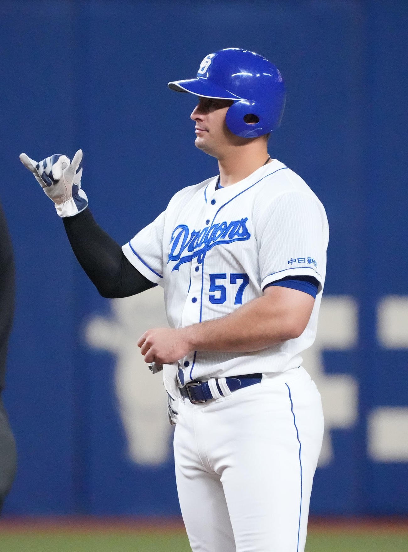 中日対ヤクルト　3回裏中日2死満塁、左中間へ3点適時二塁打を放ったA・マルティネス（撮影・森本幸一）