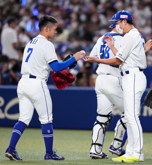 中日対ヤクルト　中日根尾（左）からウイニングボールを受け取る大野雄（撮影・横山健太）