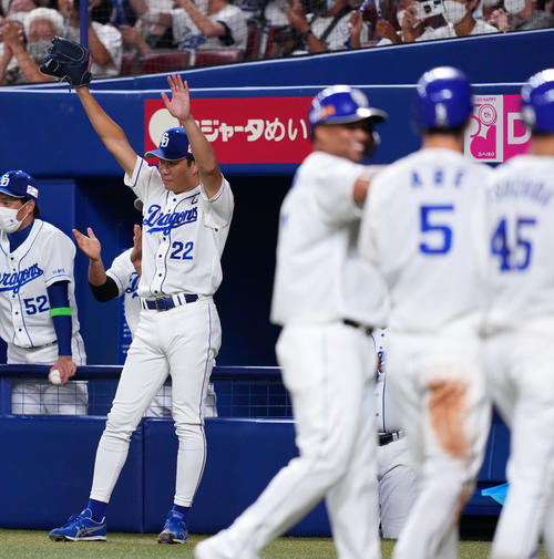 中日対ヤクルト　3回裏中日2死満塁、A．マルティネスが左中間へ3点適時二塁打を放ち両手を広げる大野雄（撮影・横山健太）