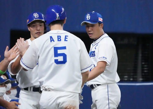中日対ヤクルト　4回裏中日1死満塁、右犠飛を放った阿部、生還した石垣らとタッチを交わす大野雄（右）（撮影・森本幸一）