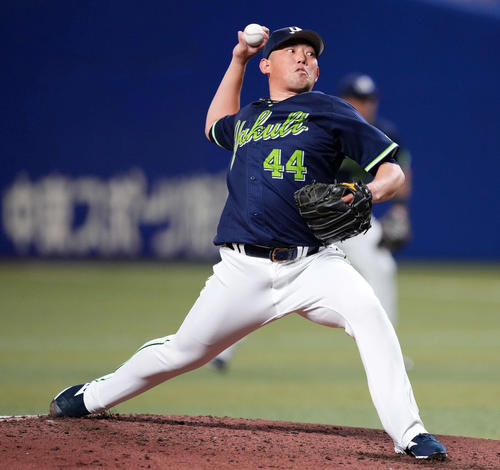 中日対ヤクルト　5回裏から登板したヤクルト大西（撮影・横山健太）