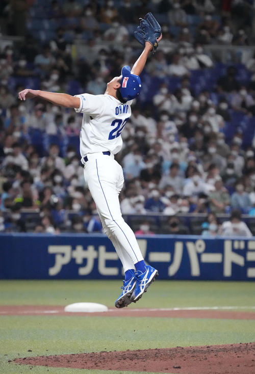 中日対ヤクルト　6回表ヤクルト1死、山崎晃大朗の打球にジャンプする大野雄（撮影・森本幸一）
