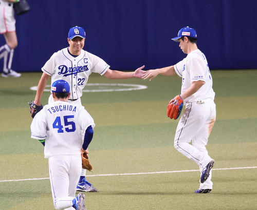 中日対ヤクルト6回表ヤクルト2死、山田を三ゴロに仕留めた大野雄（後方左）は笑顔で野手陣を迎える（撮影・足立雅史）