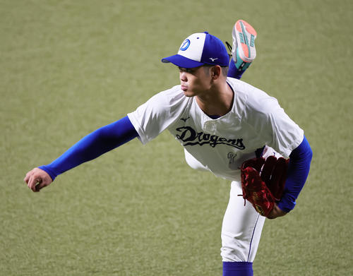 試合前、キャッチボールで調整する中日根尾（撮影・足立雅史）
