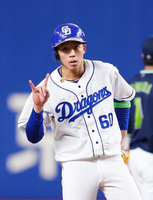 中日対ヤクルト　7回裏中日2死三塁、中適時二塁打を放った岡林（撮影・横山健太）