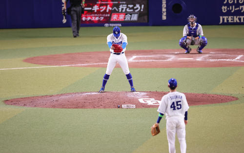 中日対ヤクルト9回のマウンドに上がり気合を入れる中日根尾（撮影・足立雅史）