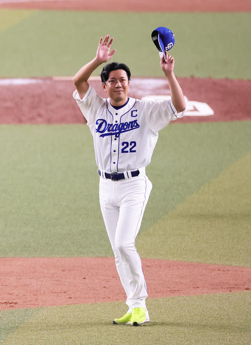 中日対ヤクルト7回無失点で勝利を挙げ、スタンドに手を振って応える中日大野雄（撮影・足立雅史）