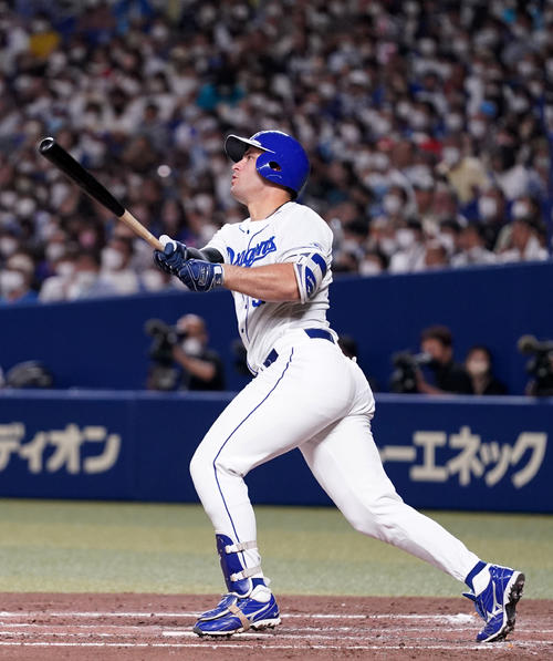 中日対ヤクルト　3回裏中日2死満塁、左中間へ3点適時二塁打を放つA・マルティネス（撮影・横山健太）