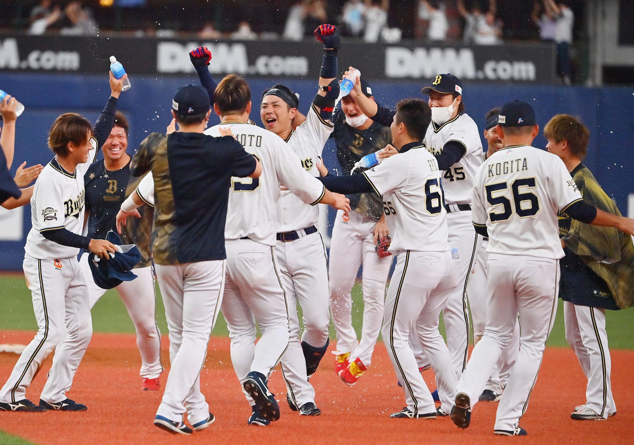 オリックス対日本ハム　12回裏オリックス1死二塁、右翼線にサヨナラ打を放った若月はナインから祝福される（撮影・和賀正仁）