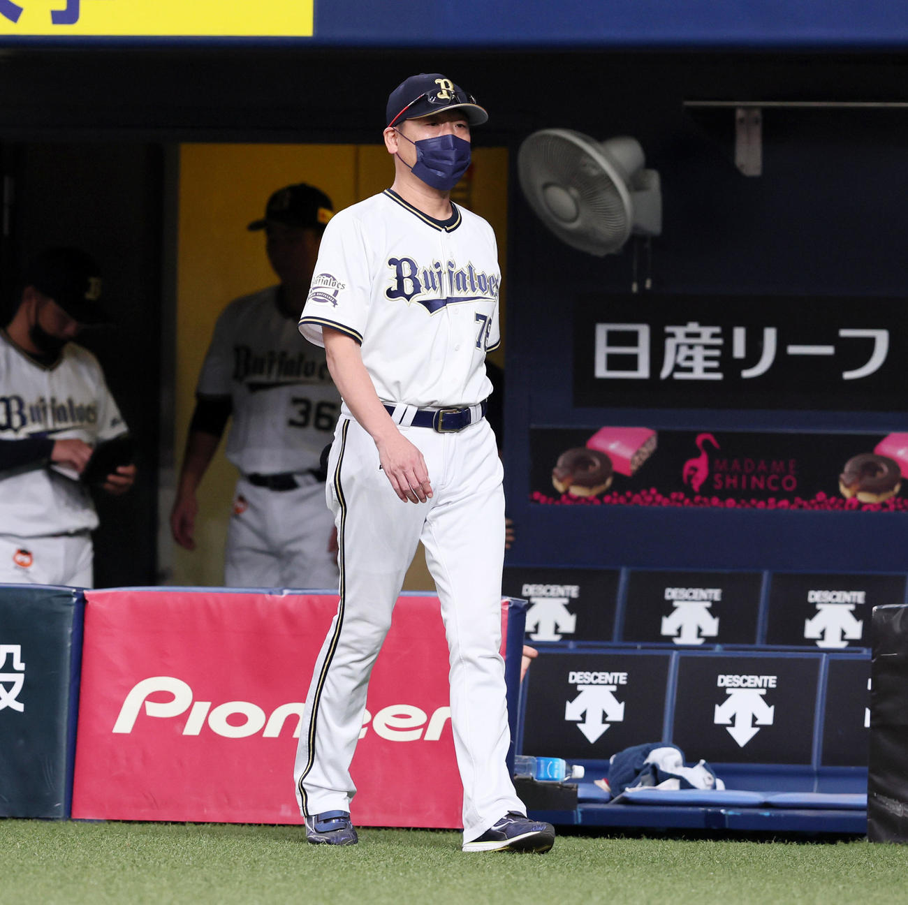 オリックス対日本ハム　8回表、選手交代を告げる中嶋監督（撮影・加藤哉）
