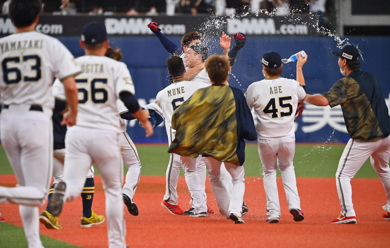 オリックス対日本ハム　12回裏オリックス1死二塁、右翼線にサヨナラ打を放った若月はナインから祝福される（撮影・和賀正仁）