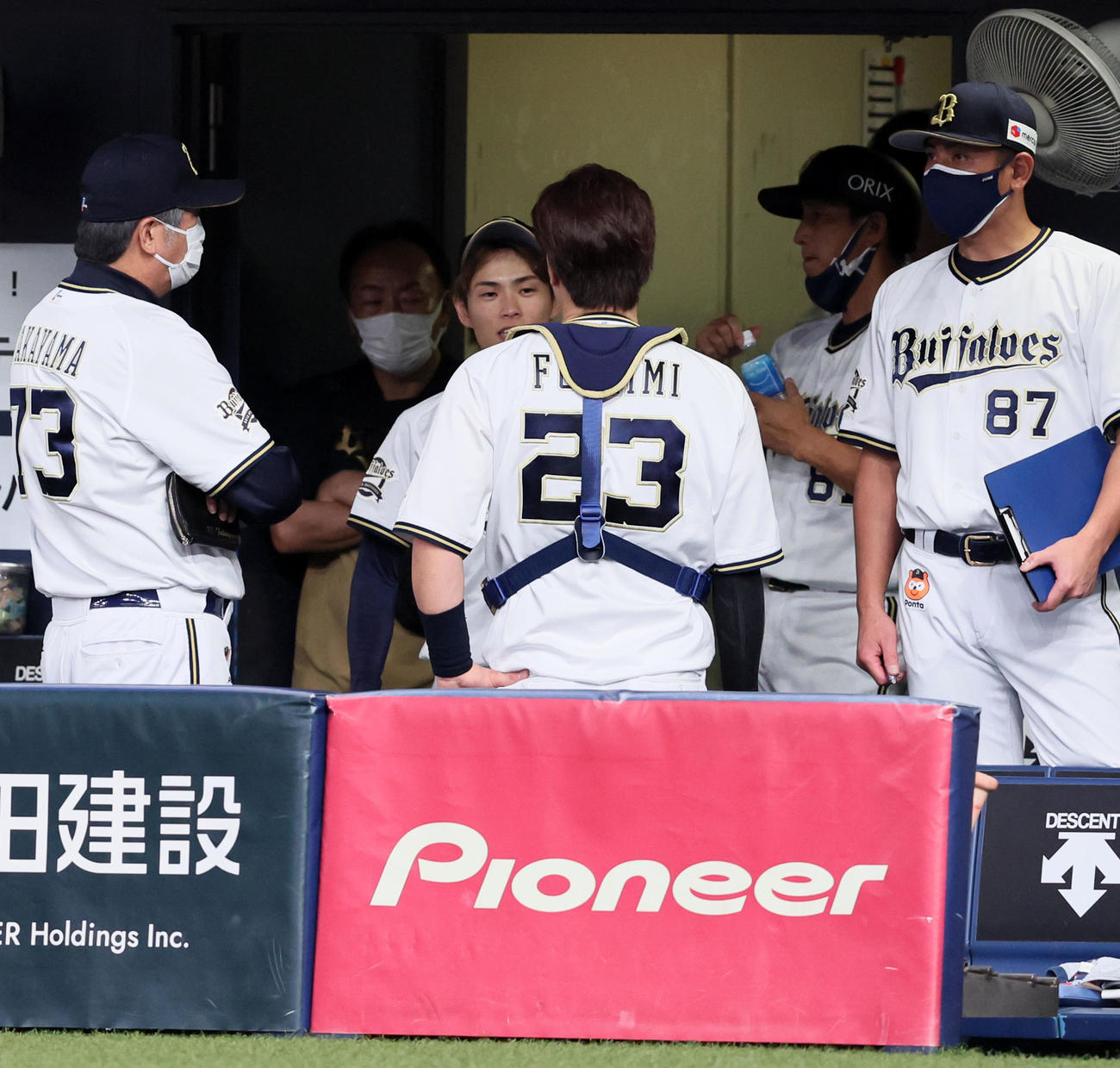 オリックス対日本ハム　3回表を終えベンチで伏見（右）と話し合う山岡（撮影・加藤哉）