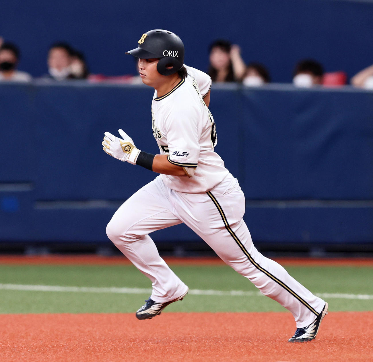 オリックス対日本ハム　2回裏オリックス2死三塁、西村は左へ適時二塁打を放つ（撮影・加藤哉）
