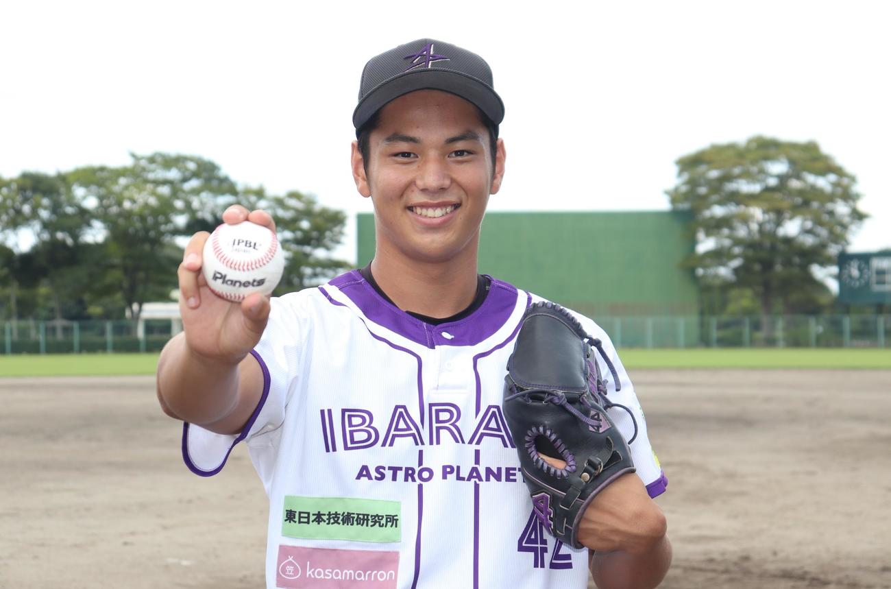 WBCニュージーランド代表に選ばれたBC・茨城の福田は笑顔で写真に納まる（撮影・阿部泰斉）