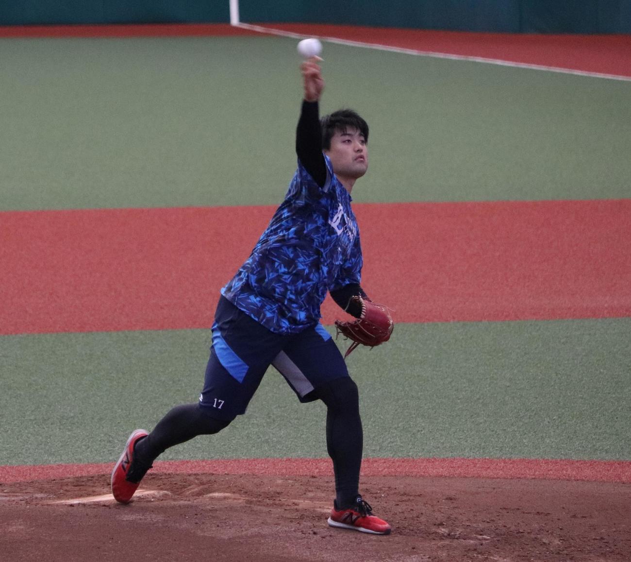 ベルーナドームのマウンドを確認する西武松本（撮影・古川真弥）