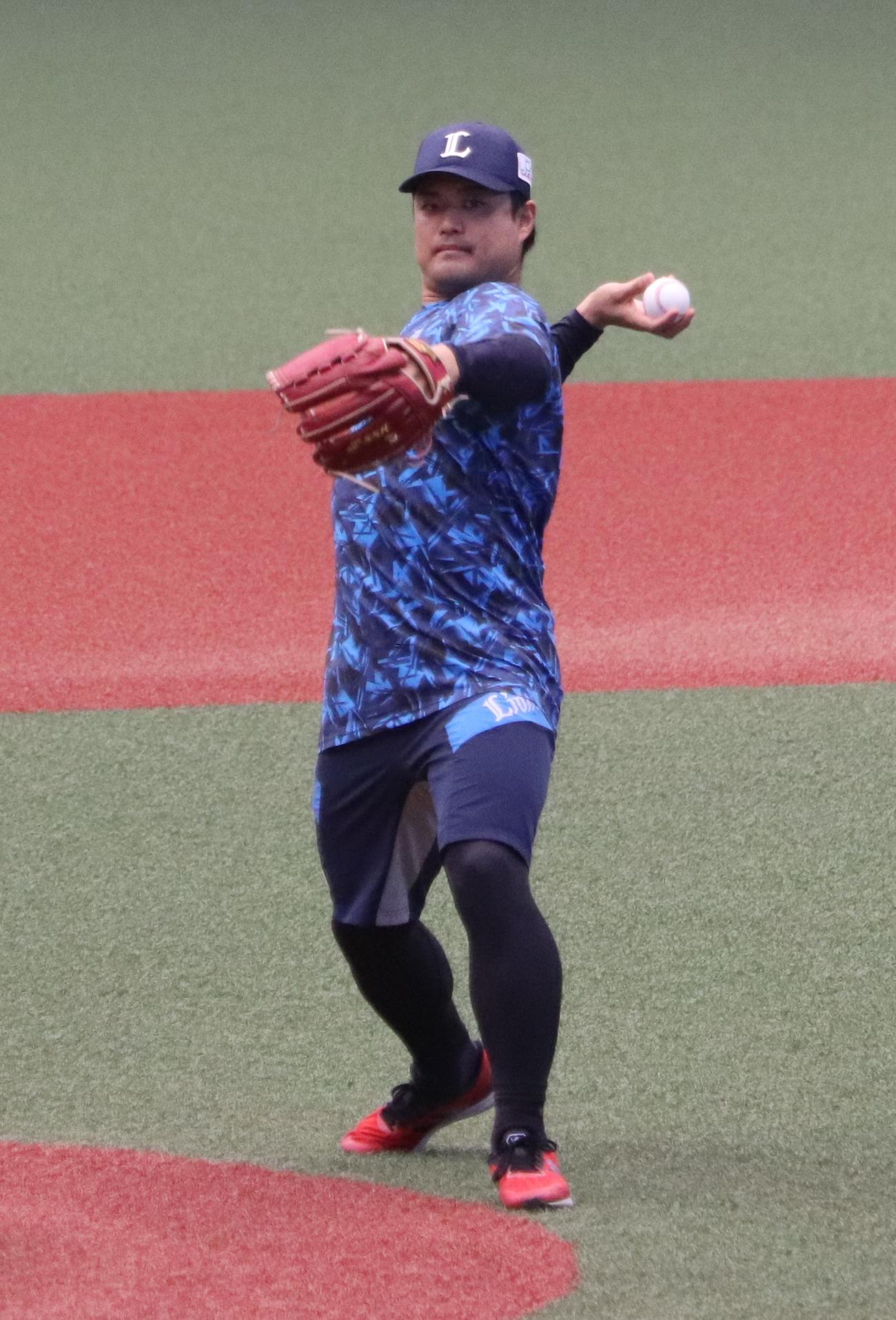 キャッチボールを行う西武松本（撮影・古川真弥）